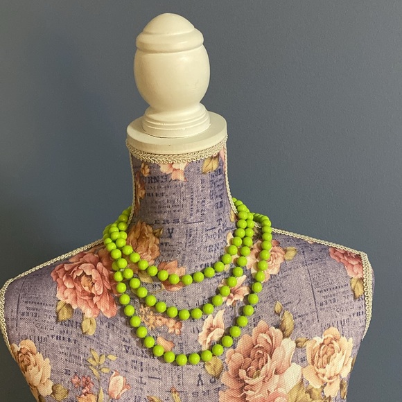 Vintage long strand bright green necklace & clip earrings set - Picture 8 of 8